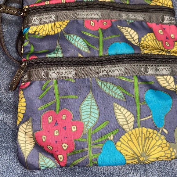 Like new LeSportSac triple zip Crossbody Bag - Picture 8 of 8